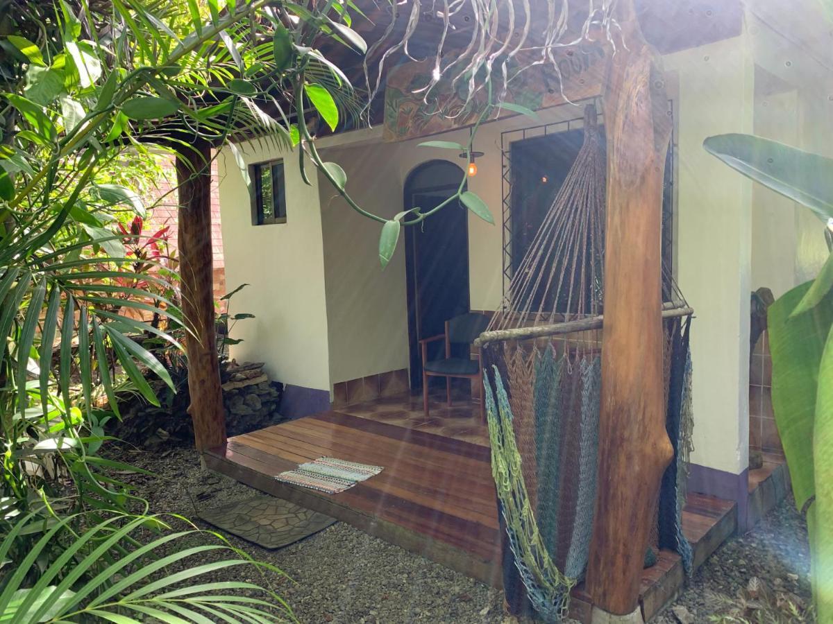 Cabinas Tito Cahuita Eksteriør bilde